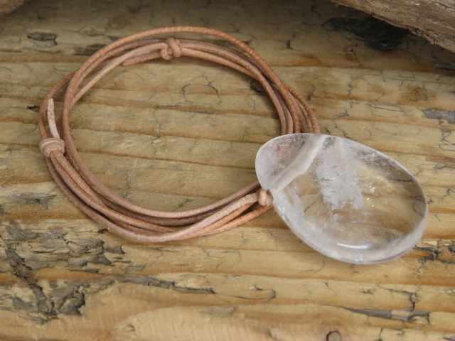 kryształ górski amulet ochronny uzdrawiająca energia na rzemieniu