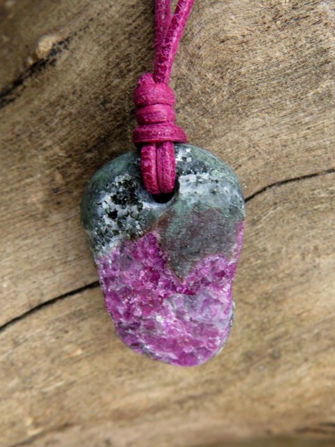 Wisior z rubinu w zoisycie na rzemieniu – kamień równowagi i energii