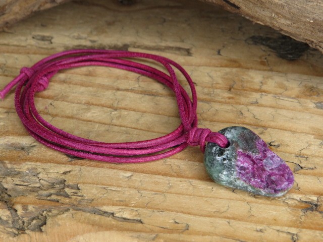 Wisior z rubinu w zoisycie na rzemieniu – kamień równowagi i energii