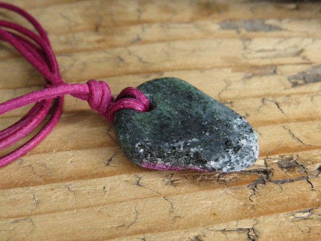 Wisior z rubinu w zoisycie na rzemieniu – kamień równowagi i energii