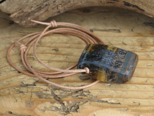 sokole i tygrysie oko amulet na rzemieniu