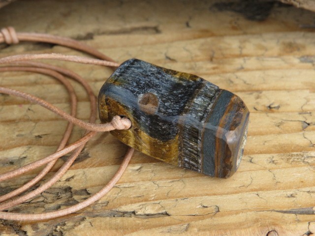 sokole i tygrysie oko amulet na rzemieniu