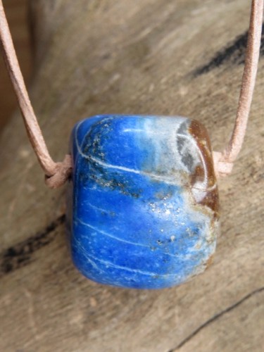 lapis lazuli - ochrona i intuicja - amulet na rzemieniu