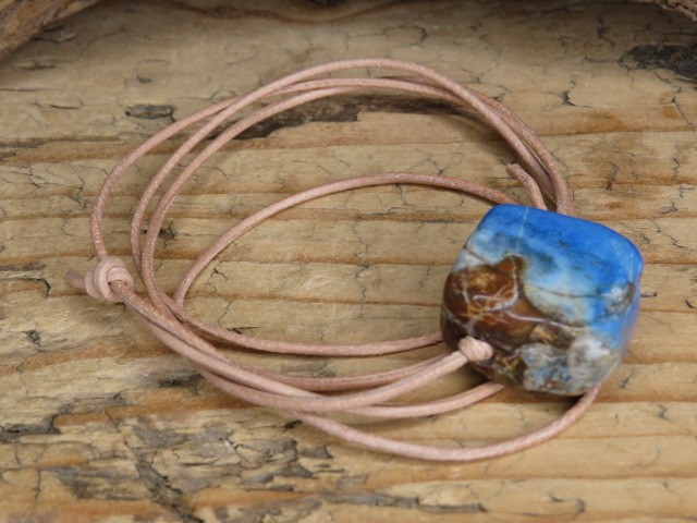 lapis lazuli - ochrona i intuicja - amulet na rzemieniu