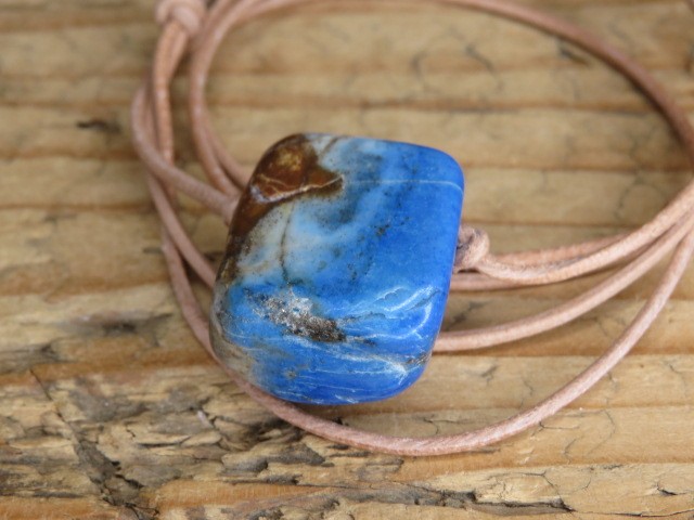 lapis lazuli - ochrona i intuicja - amulet na rzemieniu