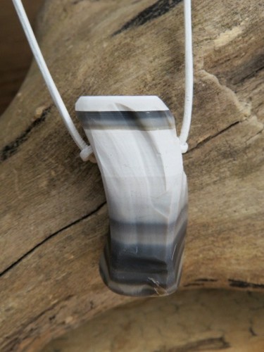 Wisior z krzemienia pasiastego na białym rzemieniu