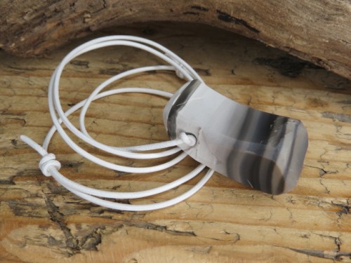 Wisior z krzemienia pasiastego na białym rzemieniu