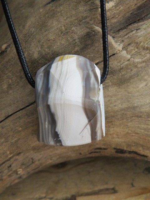 krzemień pasiasty - wisior na rzemieniu