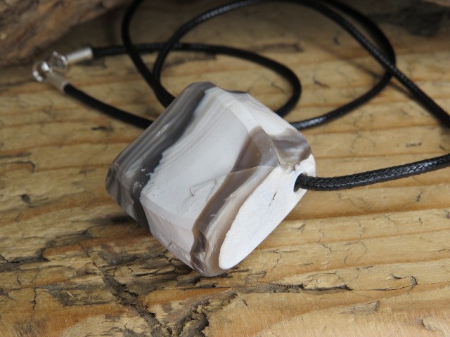 krzemień pasiasty - wisior na rzemieniu