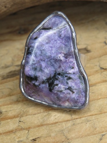 Pierścionek z czaroitu – kamień przemiany i intuicji | Ręcznie robiony