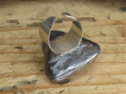 Pierścionek z czaroitu – kamień przemiany i intuicji | Ręcznie robiony