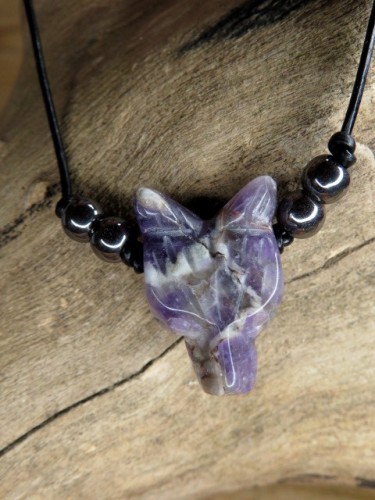 Wisior wilk z ametystu na rzemieniu