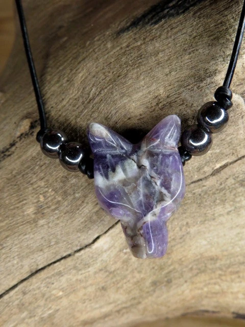 Wisior wilk z ametystu na rzemieniu
