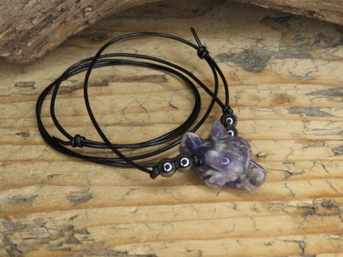 Wisior wilk z ametystu na rzemieniu
