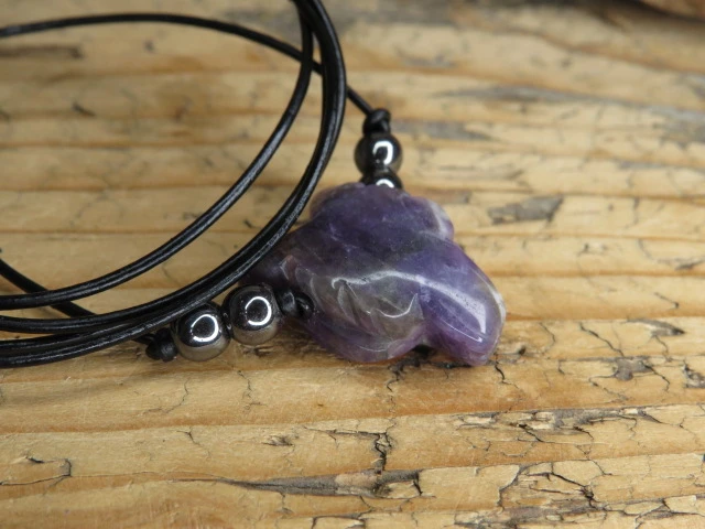 Wisior wilk z ametystu na rzemieniu