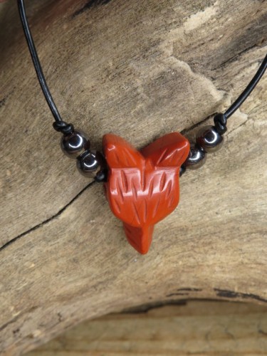 Wisior wilk z jaspisu na rzemieniu