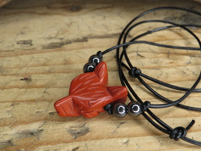 Wisior wilk z jaspisu na rzemieniu