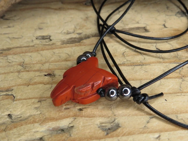 Wisior wilk z jaspisu na rzemieniu