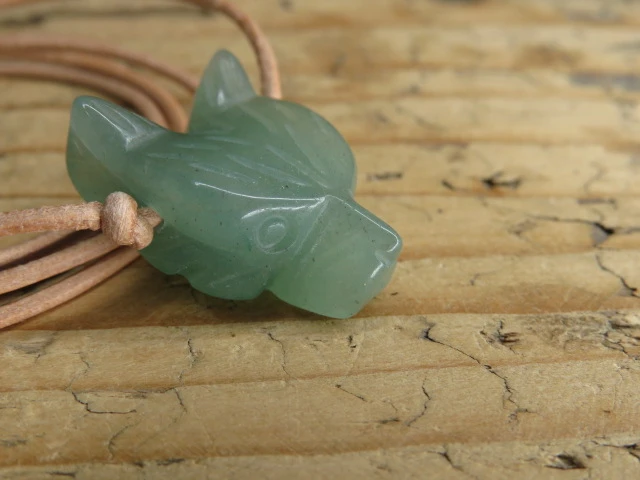 Wisior wilk z awenturynu na rzemieniu