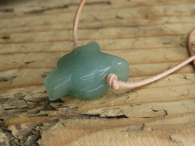 Wisior wilk z awenturynu na rzemieniu