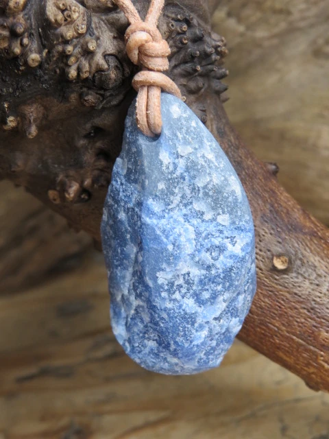 kwarc niebieski * talizman na rzemieniu