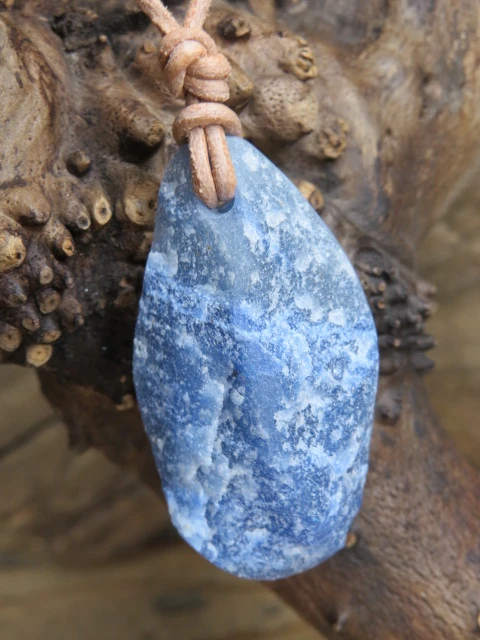 kwarc niebieski * talizman na rzemieniu
