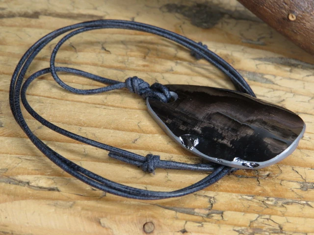 krzem krystaliczny - wisior na rzemieniu