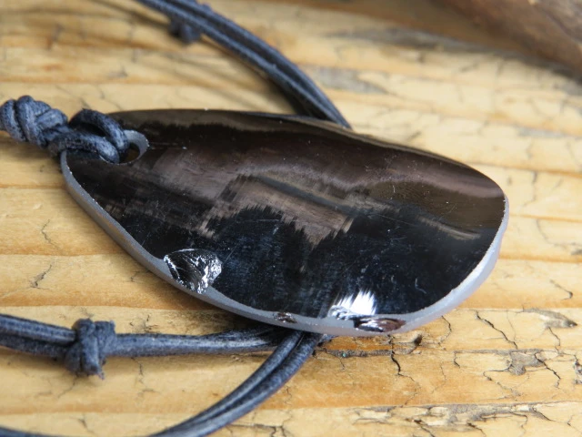 krzem krystaliczny - wisior na rzemieniu