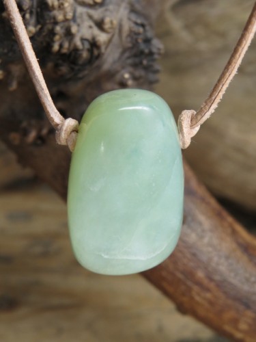 jadeit - ochrona i dobrobyt - wisior na rzemieniu