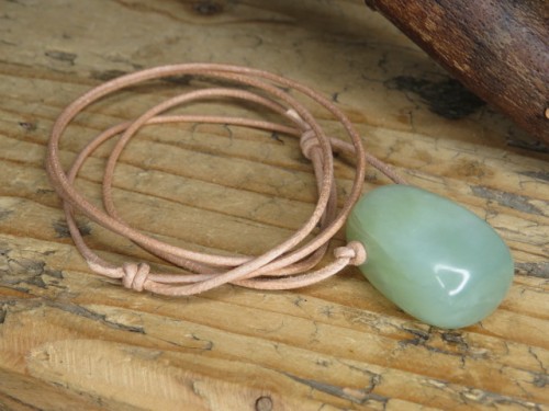 jadeit - ochrona i dobrobyt - wisior na rzemieniu
