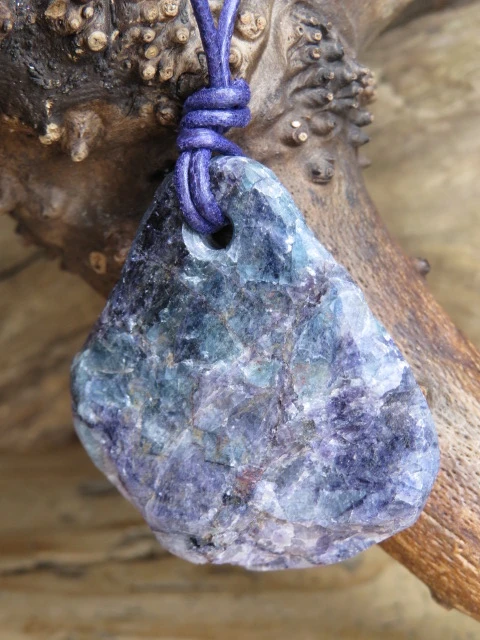 fluoryt z Polski - wisior talizman na rzemieniu - Sudeckie Skarby