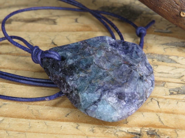 fluoryt z Polski - wisior talizman na rzemieniu - Sudeckie Skarby