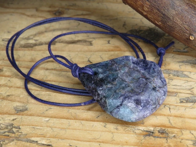 fluoryt z Polski - wisior talizman na rzemieniu - Sudeckie Skarby