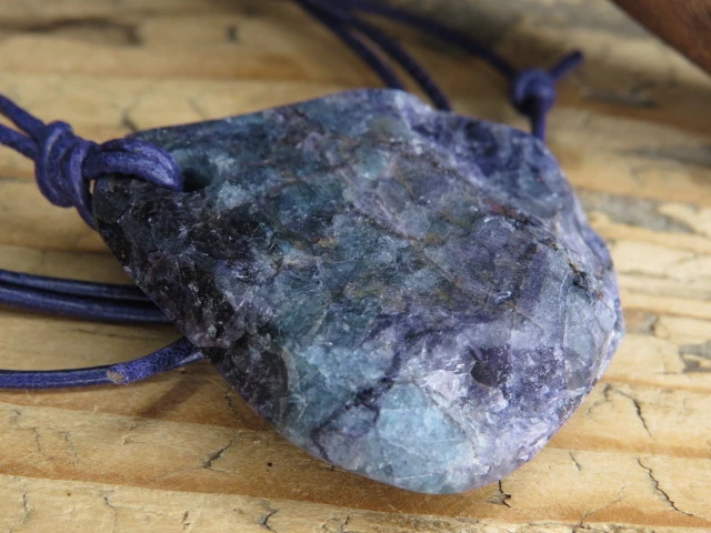 fluoryt z Polski - wisior talizman na rzemieniu - Sudeckie Skarby