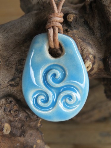 Ceramiczny wisior Triskelion – niebieskie szkliwo - rękodzieło