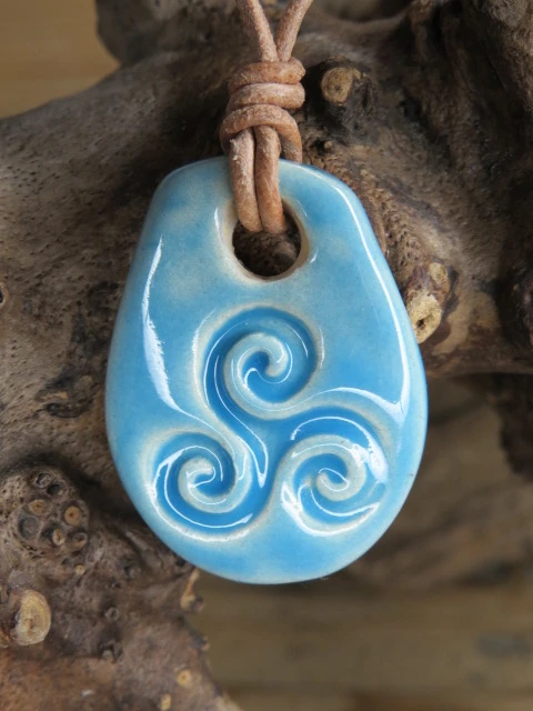 Ceramiczny wisior Triskelion – niebieskie szkliwo - rękodzieło