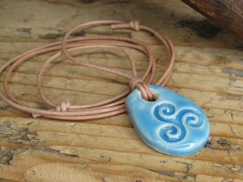 Ceramiczny wisior Triskelion – niebieskie szkliwo - rękodzieło