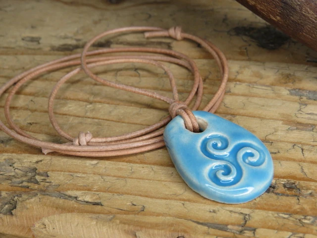 Ceramiczny wisior Triskelion – niebieskie szkliwo - rękodzieło