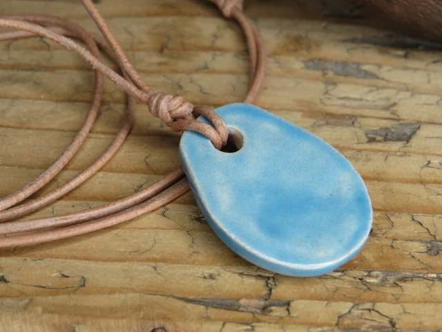 Ceramiczny wisior Triskelion – niebieskie szkliwo - rękodzieło