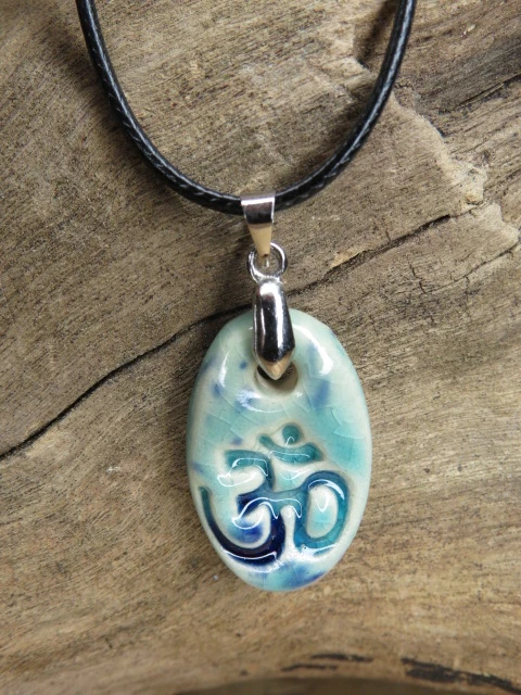 Wisior OM – ceramiczny amulet harmonii - szkliwo niebieskie - naszyjnik