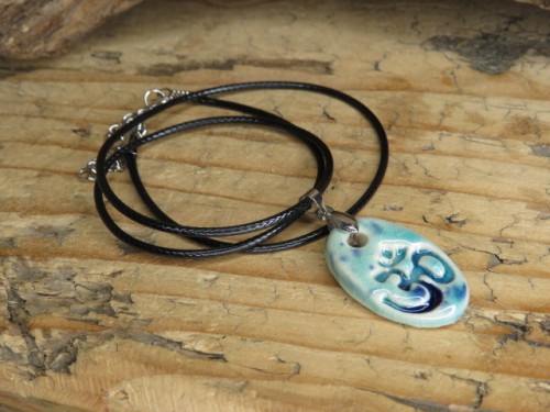 Wisior OM – ceramiczny amulet harmonii - szkliwo niebieskie - naszyjnik