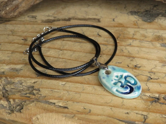 Wisior OM – ceramiczny amulet harmonii - szkliwo niebieskie - naszyjnik