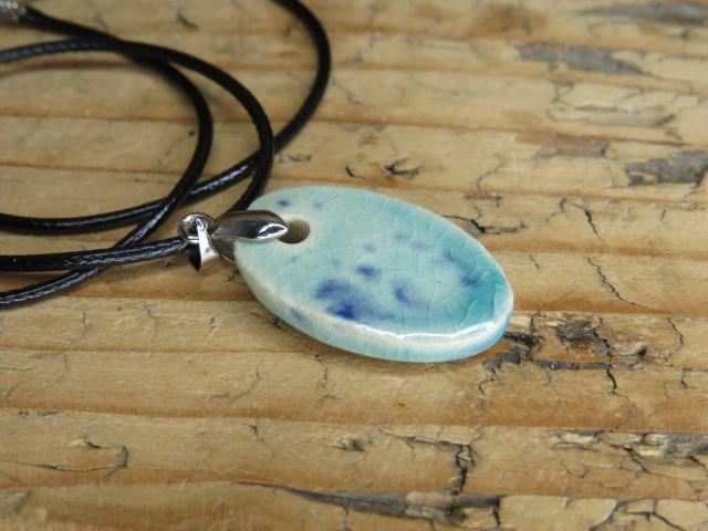 Wisior OM – ceramiczny amulet harmonii - szkliwo niebieskie - naszyjnik