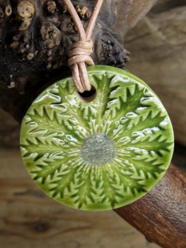 Dziewięćsił wisior ceramiczny – symbol ochronny