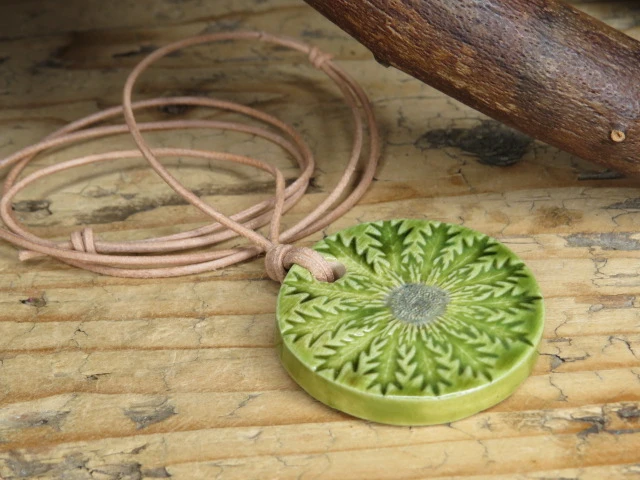 Dziewięćsił wisior ceramiczny – symbol ochronny