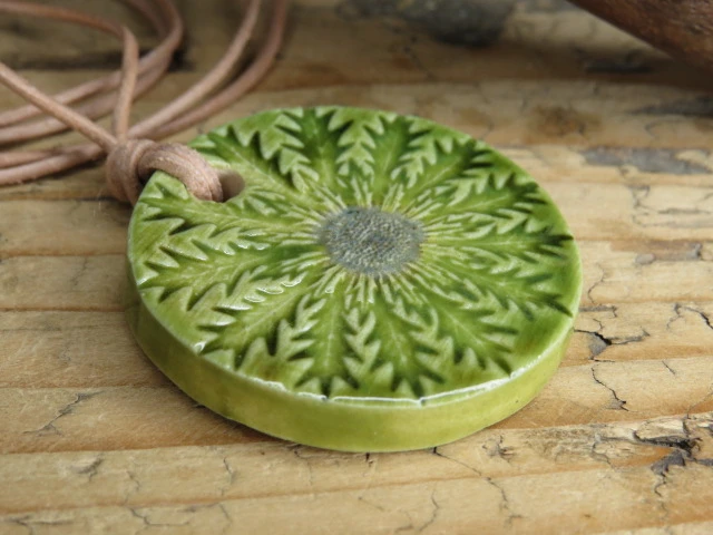 Dziewięćsił wisior ceramiczny – symbol ochronny