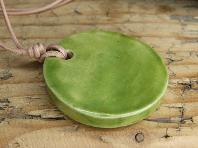 Dziewięćsił wisior ceramiczny – symbol ochronny