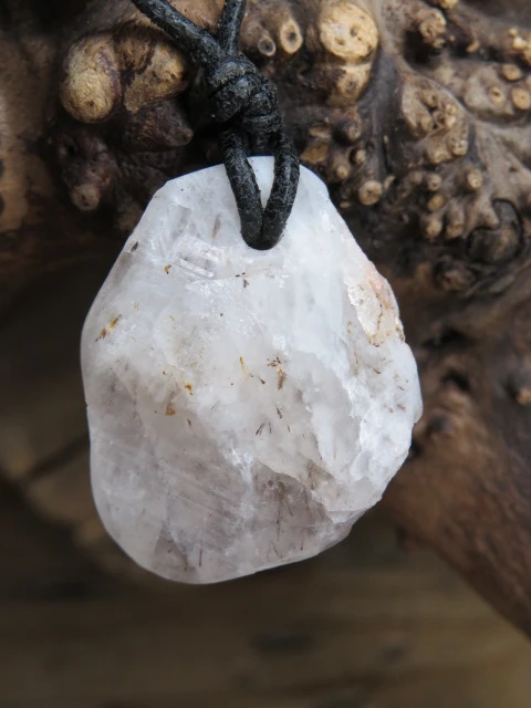 kwarc i goethyt - Suszyna Polska - wisior na rzemieniu