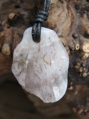 kwarc i goethyt - Suszyna Polska - wisior na rzemieniu