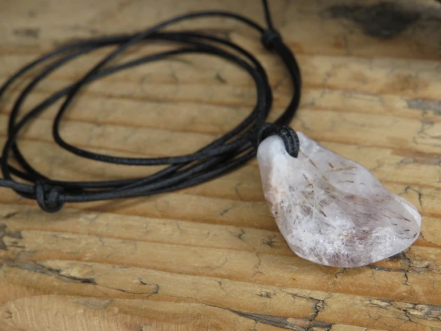 kwarc i goethyt - Suszyna Polska - wisior na rzemieniu